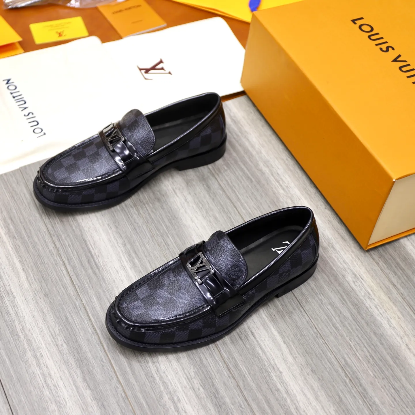 Men's shoes 💰: 💰900LV Louis Vuitton slip-on loafers, top quality products produced in Dongguan, ready for sale! This LV Glove loafer is made of selected soft cowhide, with a slightly wrinkled leather surface and a very high-end texture. Each pair is unique. The leather surface is light and soft, with a fine texture and good luster. It is a classic loafer style, with exquisite handmade mark stitching on the toe, and a square toe configuration to highlight the classic style. The horizontal band has hot-printed LV three-dimensional letters, semi-solid handcrafts and a genuine leather outsole, and a rubber patch on the heel to create wear-resistant performance and comfort. One of the must-have loafers for men! Comes with full original packaging! Code number: 38-39-40-41-42-43-44 (38, 45, 46 customized) standard leather shoe code